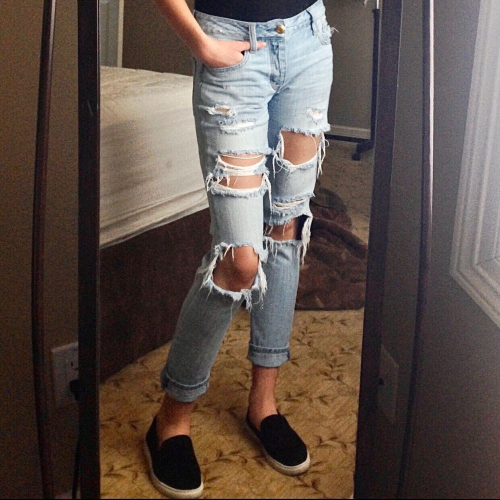 AMERICAN EAGLE Tomgirl Distressed Jeans